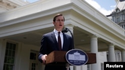 ទីប្រឹក្សា​ជាន់​ខ្ពស់​សេត​វិមាន ​លោក Jared Kushner ថ្លែង​ទៅ​កាន់អ្នក​សារព័ត៌មាន​នៅ​សេត​វិមាន​ កាល​ពី​ថ្ងៃទី​២៤ កក្កដា។ ​លោក​មក​កាន់​កិច្ច​ប្រជុំ​បិទ​ទ្វារ​របស់​គណៈកម្មាធិការ​ស៊ើបអង្កេត​របស់​សភា ក្នុង​ការ​ស្វែង​រក​ការពិត​អំពី​ទំនាក់​ទំនង​របស់​ក្រុម​ឃោសនា​របស់​លោក​ត្រាំ និង​ប្រទេស​រុស្ស៊ី។