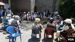 قومي مشرانو په خوست کې شکایت کړی چې سیمه ایزې ادارې ورته تذکرې نه ورکوي. 