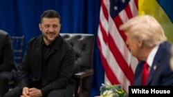 特朗普总统在纽约联合国大会的间歇会晤乌克兰总统泽连斯基。(2025年9月23日)