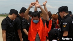 台湾电信诈骗嫌疑人在中国警察押送下被柬埔寨驱逐出境（2016年6月24日）