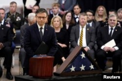 마이크 존슨 하원의장이 29일 워싱턴 미 국회의사당에서 열린 한국전쟁 랠프 퍼켓 주니어 미 육군 예비역 대령 추모행사에 참석했다.