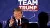 Calon presiden dari Partai Republik dan mantan Presiden AS Donald Trump memberi isyarat di Laconia, New Hampshire, 22 Januari 2024. (Foto: AFP)
