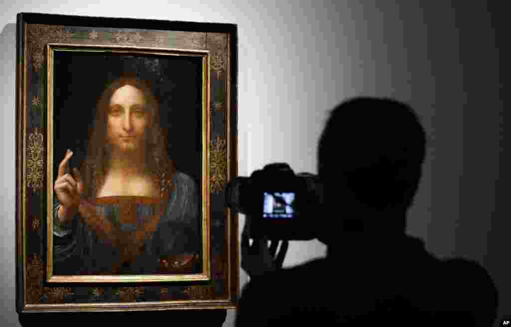 Wani mutumi yana daukar hoton zanen "Salvator Mundi"&nbsp; na Leonardo da Vinci a gidan gwanjo na Christie's a London, 24 Oktoba, 2017.