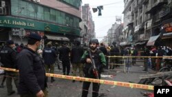 په لاهور کې د پنجشنبې- زیارت په ورځ چاودنې درې تنه وژلي او پینځلس ټپیان وو.