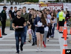 Students leave after attending class at Marjory Stoneman Douglas High School in Parkland, Fla., Feb. 28, 2018. (AP Photo)