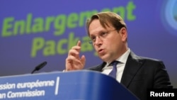 ARHIVA - Evropski komesar za proširenje Oliver Varhelji (Foto: Olivier Hoslet/via Rojters)