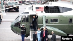 Former U.S. President Barack Obama waves as newly sworn-in President Donald Trump walks with wife Melania Trump, on Capitol Hill in Washington, D.C., Jan. 20, 2017.