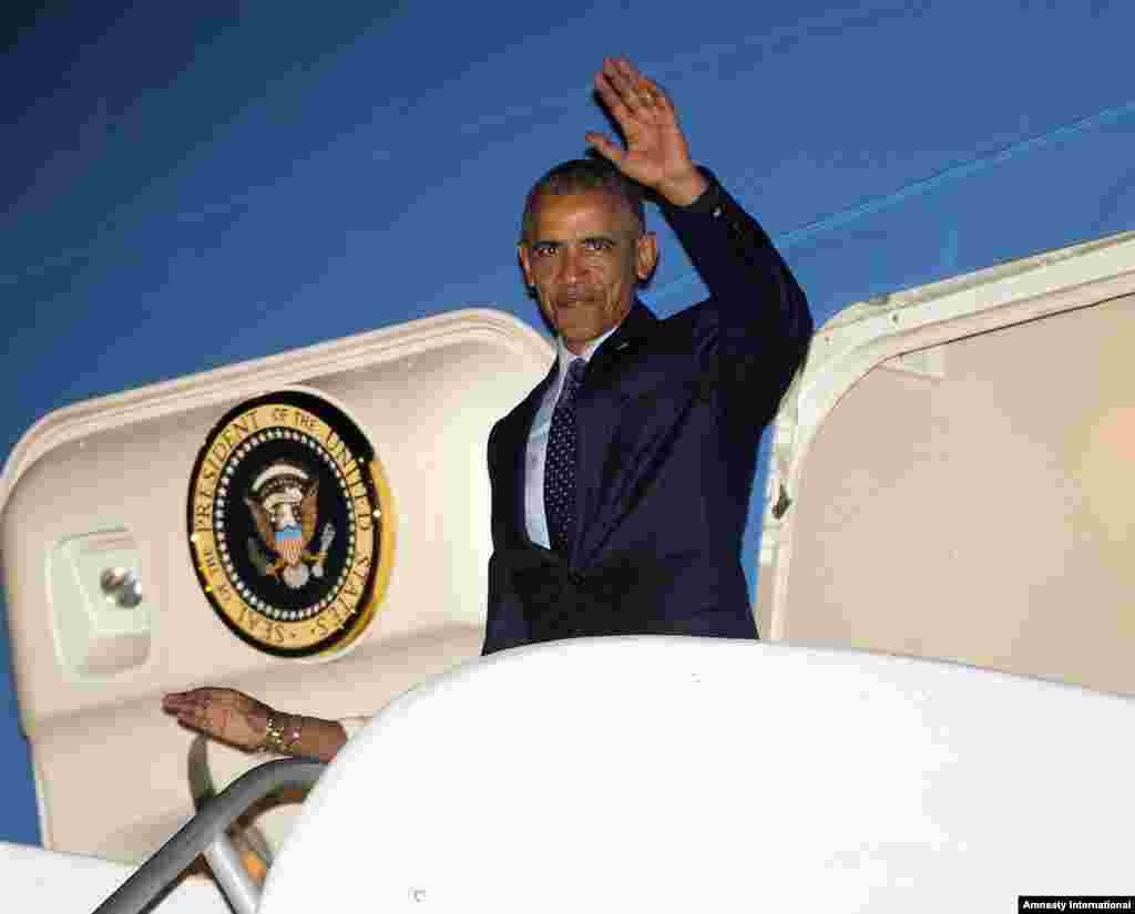 Le président américain Barack Obama salue de la main à son arrivée, mercredi 8 avril 2015, à Palisadoes, à Jamaïque où il descend de son avion l'Air Force One à l'aéroport international Norman Manley.