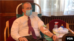 Ambasador SAD u Srbiji Entoni Godfri učestvovao je u akciji dobrovoljnog davanja krvi u Beogradu povodom godišnjice terorističkih napada na SAD 2001. godine (Foto: VOA)