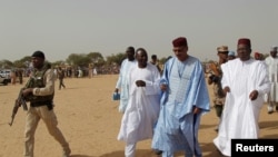 Le ministre de l'intérieur nigérien Mohamed Bazoum dans un camp de déplacés à l'extérieur de Diffa, au sud du Niger, le 18 juin 2016.