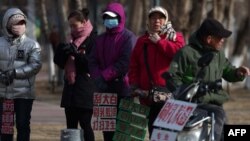 རྒྱ་ནག་བྱང་ཤར་གྱི་ལའོ་ཉིང་ཞིང་ཆེན་གྱི་ཤེན་ཡང་གྲོང་ཁྱེར་དུ་ལས་མི་ཚོས་ཁོང་ཚོའི་ལག་རྩལ་ཁྱབ་བསྒྲགས་བྱེད་པའི་བརྡ་རྟགས་ཀྱི་ཉེ་འགྲམ་དུ་ལངས་ནས་ལས་བྱེད་པ་ཚོ་ཁྲོམ་གཞུང་དུ་གླ་བླངས་པར་སྒུག་བཞིན་ཡོད་པ་སྟོན་གྱི་ཡོད།