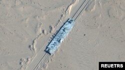 资料照：卫星图片显示中国在新疆若羌县修建模拟军舰的可移动标靶，用作解放军远程反舰弹道导弹测试。（2021年10月20日）