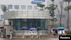 FILE - Employees make their way to work at the Samsung factory in Thai Nguyen province, north of Hanoi, Vietnam, Oct. 13, 2016. (Reuters)