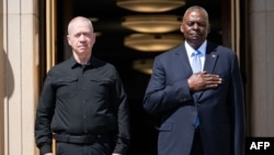 Американскиот секретар за одбрана Лојд Остин го пречека израелскиот министер за одбрана Јоав Галант во Пентагон во Вашингтон, 25 јуни 2024 година
(Фото: АФП)