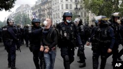 Des manifestations contre le pass sanitaire en France, le 31 juillet 2021.
(AP Photo/Adrienne Surprenant)