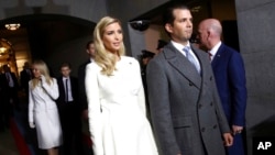 រូបឯកសារ៖ អ្នកស្រី Ivanka Trump និង Donald Trump Jr. មក​ដល់​វិមាន​សភា​សហរដ្ឋ​អាមេរិក​ក្នុង​រដ្ឋធានី​វ៉ាស៊ីនតោន​សម្រាប់​ពិធី​ឡើង​កាន់​តំណែង​របស់​លោក Donald J. Trump ជា​ប្រធានាធិបតី​ទី៤៥ របស់​សហរដ្ឋ​អាមេរិក កាលពី​ថ្ងៃទី២០ ខែមករា ឆ្នាំ២០១៧។