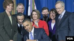 Presiden Obama menanda-tangani pencabutan UU larangan anggota militer AS mengaku gay secara terbuka (foto: 22 Desember 2010).