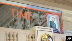 Una portada de la persona del año de la revista Time muestra al presidente electo Donald Trump, antes de llegar a tocar la campana de apertura en la Bolsa de Valores de Nueva York, el 12 de diciembre de 2024, en Nueva York.