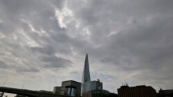 Kulla "Shard" duket në sfodin e Londrës, mbi lumin Tamiz