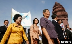 Sam Rainsy Party (SRP) members Chiv Kata, Thak Lany and Mu Sochua (L to R) walk during a protest in Phnom Penh November 16 , 2009. Cambodia's parliament voted overwhelmingly to remove the immunity of opposition leader Sam Rainsy on Monday in a move likely to trigger concerns the government is using its power to intimidate its opponents. REUTERS/Chor Sokunthea