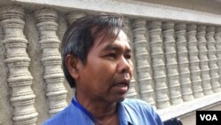 រូបឯកសារ៖ លោក យុង ផានិត មេធាវី​ការពារ​ក្តី​ឲ្យ ជួប សំលាប់ ថ្លែង​ប្រាប់​អ្នក​សារព័ត៌មាន​ក្រោយ​ចេញពី​សាល​សវនាការ​សាលា​ដំបូង​រាជធានីភ្នំពេញ កាលពី​ថ្ងៃទី២៥ ខែ​វិច្ឆិកា ឆ្នាំ​២០១៦។ (កាន់ ​វិច្ឆិកា/VOA)