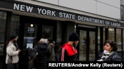 Njujork, građani isred zgrade Državnog sekretarijata za rad (Foto: REUTERS/Andrew Kelly)