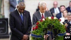 로이드 오스틴 미 국방장관이 지난달 29일 워싱턴 미 국회의사당에서 열린 한국전쟁 랠프 퍼켓 주니어 미 육군 예비역 대령 추모행사에서 조문하고 있다.