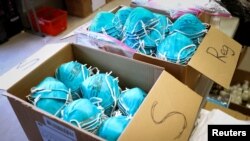 រូបភាពឯកសារ៖ ប្រអប់​ម៉ាស់​ N95 សម្រាប់ប្រើ​ដោយ​បុគ្គលិក​ពេទ្យក្នុង​ទីក្រុង​ New Rochelle រដ្ឋ​ញូវយ៉ក​កាលពី​ថ្ងៃ​ទី​១៧ ខែមីនា ឆ្នាំ២០២០។