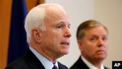 پیشتر از این سناتوران امریکایی با مقام‌های پاکستانی در مورد وضعیت افغانستان صحبت کرده بودند.