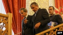 Kepala Badan Nuklir Iran, Mohammad Eslami dan Direktur Jenderal Badan Energi Atom Internasional (IAEA) Rafael Grossi dalam konferensi pers di Isfahan, 7 Mei 2023. (ATTA KENARE / AFP)