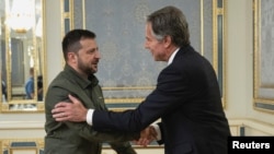 انتونی بلیکن، وزیر خارجهٔ امریکا و ولادمیر زیلینسکی، رییس جمهور اوکراین