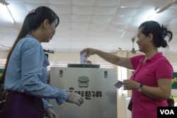 ប្រជាជន​កម្ពុជាចូលរួម​បោះឆ្នោត​ជ្រើសរើស​ក្រុម​ប្រឹក្សា​ឃុំ-សង្កាត់​អណត្តិទី​៤ នៅខេត្ត​កណ្តាល​នៅថ្ងៃទី​០៤​ ខែ​មិថុនា​ ឆ្នាំ២០១៧។ (ខាន់​ សុគុំមនោ​/ VOA)