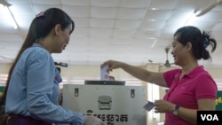 ប្រជាជន​កម្ពុជា​​ ចូលរួម​បោះឆ្នោត​ជ្រើសរើស​ក្រុម​ប្រឹក្សា​ឃុំ-សង្កាត់​អណត្តិទី​៤, នៅខេត្ត​កណ្តាល​នៅថ្ងៃទី​០៤​ ខែ​មិថុនា​ ឆ្នាំ២០១៧។ (ខាន់​ សុគុំមនោ​/ VOA)