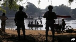 La Guardia Nacional Mexicana vigila el río Suchiate, donde los lugareños transportan carga y personas entre México y Guatemala, cerca de Ciudad Hidalgo, México. Enero 24, 2020.