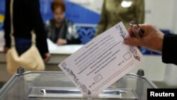 На фото : "референдум" у східній Україні