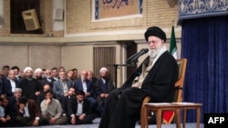 İranın ali lideri Ayətullah Əli Xamenei Tehranda universitet tələbələri ilə görüşərkən. 12 mart, 2025-ci il.