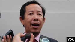 រូប​ឯកសារ៖ លោក​ រ៉ុង ឈុន កាល​នៅ​ជា​​សមាជិក​នៃ​គណៈកម្មាធិការ​ជាតិ​រៀបចំ​ការបោះឆ្នោត​និយាយ​ទៅ​កាន់​អ្នក​សារព័ត៌មាន​ ក្រោយ​​ចាកចេញ​ពី​​ការបោះ​ឆ្នោត​ផ្តល់​សេចក្តី​ទុក​ចិត្ត​គណៈកម្មាធិការ​ជាតិ​រៀបចំ​ការបោះឆ្នោតក្នុង​រដ្ឋសភា​ជាតិ​ ​រាជធានី​ភ្នំពេញ​ ថ្ងៃ​ទី​៩​ ខែ​មេសា​ ឆ្នាំ​២០១៥។​​ (នូវ​ ពៅ​លក្ខិណា/VOA)