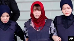 Doan Thi Huong (tengah) dikawal oleh polisi Malaysia saat meninggalkan pengadilan tinggi Shah Alam, Malaysia, Kamis (14/3).