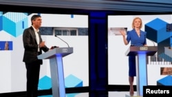 Kedua kandidat perdana menteri Inggris yang baru, Rishi Sunak (kiri) dan Liz Truss, ambil bagian dalam acara debat BBC di Victorial Hall di Hanley, Inggris, pada 25 Juli 2022. (Foto: Pool via Reuters/Jacob King)