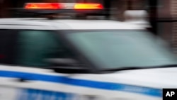 Policijska kola jure kroz Bruklin (Foto: AP/Julia Nikhinson)