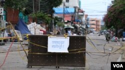 រូបឯកសារ៖ បារ៉ាស និងខ្សែរចងបិទផ្លូវចូលតំបន់ក្រហម ក្នុងសង្កាត់បឹងសាឡាង ខណ្ឌទួលគោក ក្នុងអំឡុងពេលបិទខ្ទប់ នៅរាជធានីភ្នំពេញ នៅថ្ងៃទី២៣ ខែមេសា ឆ្នាំ២០២១។ (កាន់ វិច្ឆិកា/វីអូអេ)