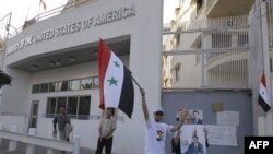 Prezident Assadga xayrixoh odamlar dushanba kuni Amerika va Fransiya elchixonalariga bostirib kirib, derazalarni sindirgan, imorat uzra Suriya bayrog’ini ko’targan edi. Mahalliy politsiya miq etmay, chetda qarab turaverdi, deydi guvohlar.