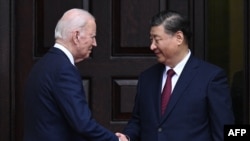 O presidente dos EUA, Joe Biden, cumprimenta o presidente chinês, Xi Jinping, antes de uma reunião durante a semana dos líderes da Cooperação Econômica Ásia-Pacífico (APEC) em Woodside, Califórnia, 15 de novembro de 2023.