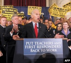 Vitse-prezident Jo Bayden o'qituvchilar, o't o'chiruvchilar va policiya tarafida