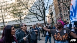 Demonstranti protestuju ispred Krivičnog suda na Menhetnu, prvog dana suđenja bivšem predsedniku Donaldu Trampu, 15. aprila 2024.
