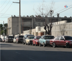 Las kilométricas colas de vehículos a las afueras de las estaciones de servicio no se han eliminado a pesar del nuevo plan de racionamiento, llamado Pico y Placa. Foto: Gustavo Ocando Alex.