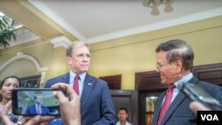 ឯកអគ្គរដ្ឋទូតសហរដ្ឋ​អាមេរិក​​ប្រចាំ​នៅ​កម្ពុជា លោក Patrick Murphy និង​លោក កឹម សុខា បាន​ថ្លែង​សារ​ទៅកាន់អ្នកសារព័ត៌មាន​បន្ទាប់ពីជំនួប​ដំបូង​របស់ពួកគេ នៅ​គេហដ្ឋាន​របស់​លោក កឹម សុខា ក្នុង​រាជធានី​ភ្នំពេញ​កាលពី​រសៀល​​ថ្ងៃទី​១១​ ខែវិច្ឆិកា ឆ្នាំ២០១៩។ (ខាន់ សុគុំមនោ​/​VOA)