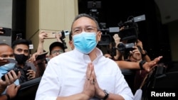 រូបឯកសារ៖ រដ្ឋមន្ត្រី​ការពារ​ជាតិ​ម៉ាឡេស៊ី​លោក Hishammuddin Hussein ចាកចេញ​ បន្ទាប់​ពី​កិច្ច​ប្រជុំ​ នៅ​ស្នាក់ការ​កណ្តាល​អង្គការ UMNO នៅទីក្រុង​គូឡាឡាំពួ ប្រទេស​ម៉ាឡេស៊ី កាលពី​ថ្ងៃទី២៦ ខែតុលា ឆ្នាំ២០២០។ (Reuters)