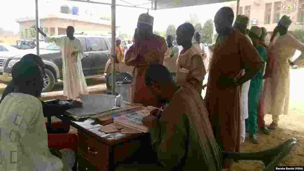 Ma'aikatan Zabe Da 'Yan Nijer Mazauna Najeriya A Yayin Da Suke Kada Kuri'un Su A Jahar Kano Najeriya