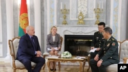 资料照：中国国防部长李尚福在明斯克与白俄罗斯总统卢卡申科举行会晤。（2023年8月17日）